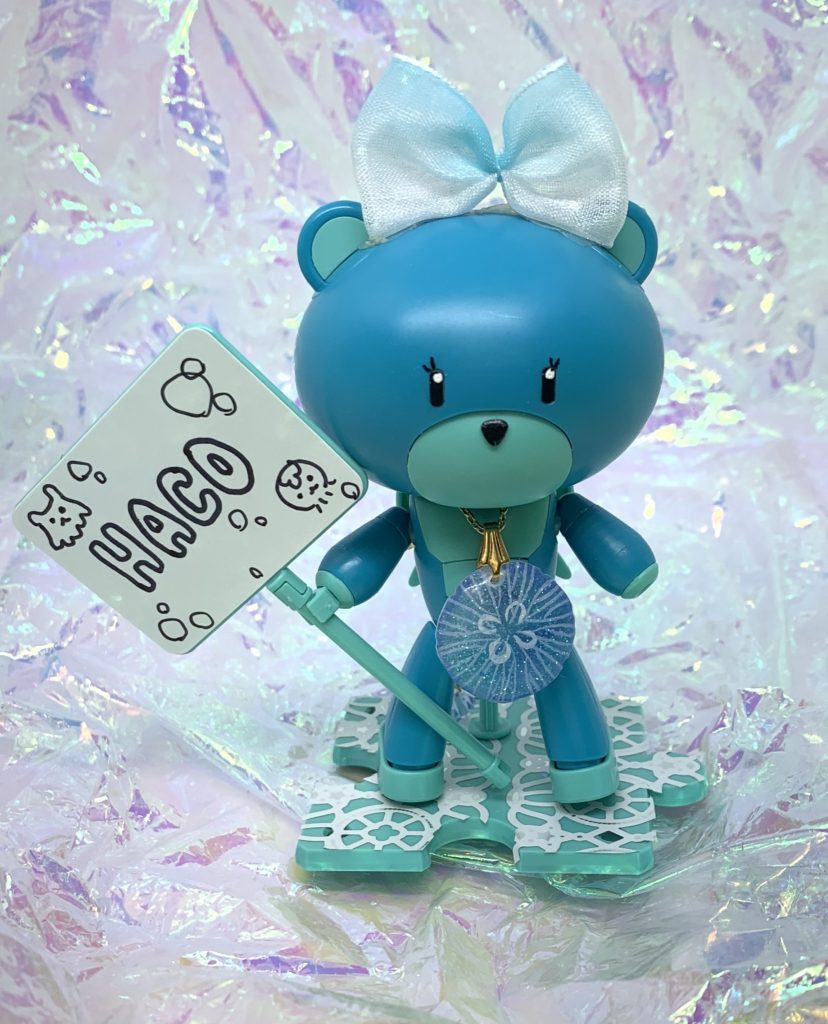 ネックレスの他にも、頭にリボン、おめめキラキラ、まつげパッチリです🥰❤️❤️
土台には水族館限定の、くらげモチーフのレースシールを貼っています🥺