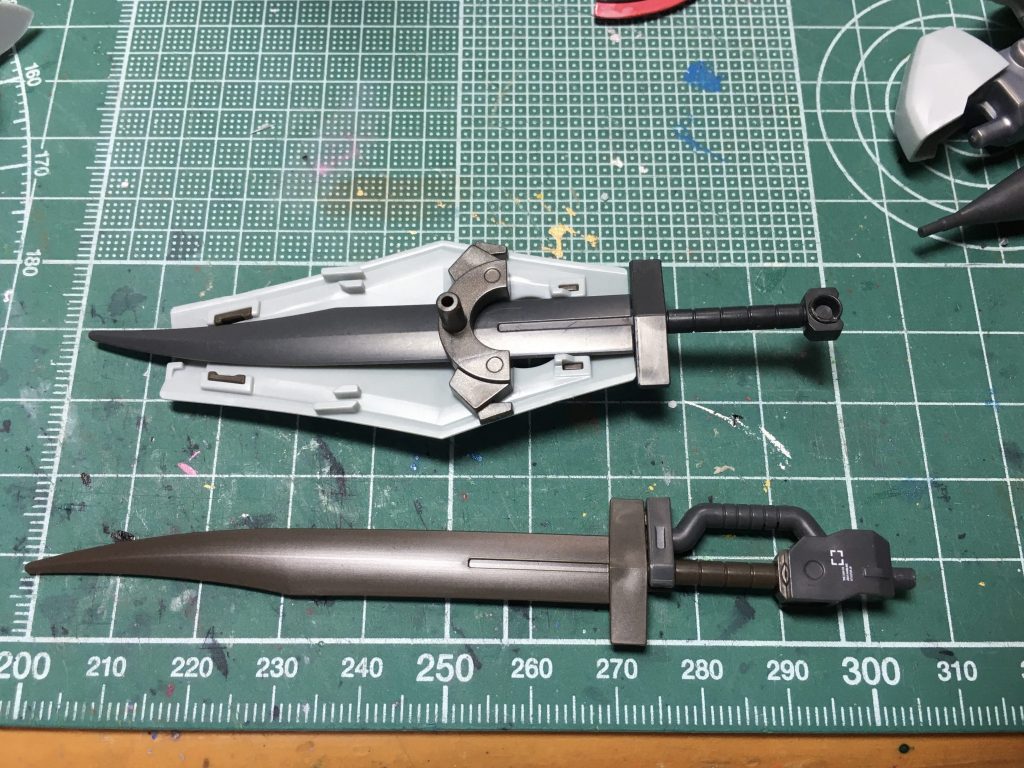 システムウェポン004開発の際にグフ・カスタムの設計データを使用したのか、キットのものとほぼ同一形状です。そのため、システムウェポンの方をシールドに納刀できるほか、ハンドガードのパーツをキットのものに装着することも可能です。