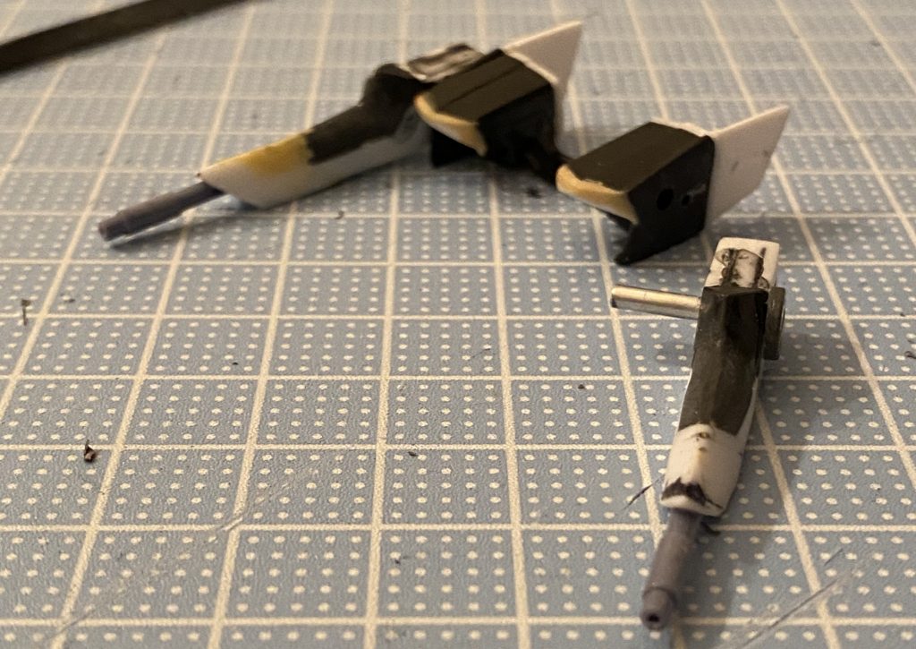 サブリニアガンはイナクトの腕パーツとプラ材を組み合わせています。
接続箇所に関しては設定画から把握しきれず、腰部につけることにしました。本当はネオジム使うのが理想でしたが技術的に断念。真鍮戦ぶち込んでます。