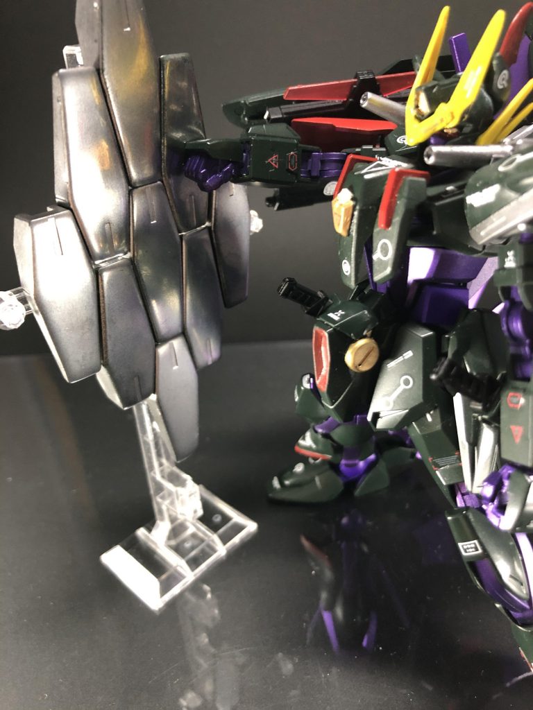 すっげー見づらいですがGNシールドビットを鏡面塗装して反射するようにしてみました。
これで上手いこと敵の目を欺けたらなぁと……