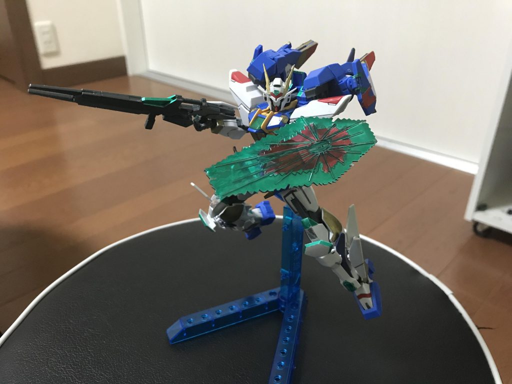 まずベース+飛行ユニット
ダブルオースカイ・ソルブライトブーストです。
こちらはエールストライクのようなものを考えています。これより下の武装もストライクをベースにしています。ライフル、シールド、ビームサーベル×2、gnピストルの標準装備です。