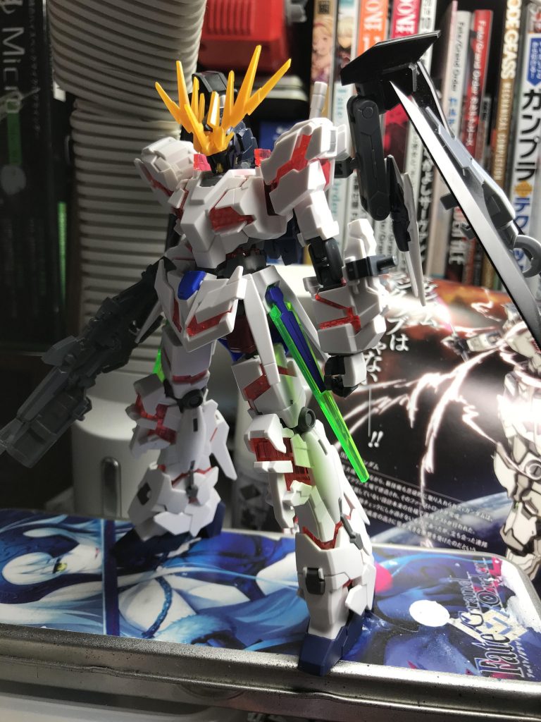 腕の間接を二重にするためパワードアームズに変更し、背中が寂しい為フェネクスのDEジョイントを使って何を背負わせるか難航してました(´ω`)