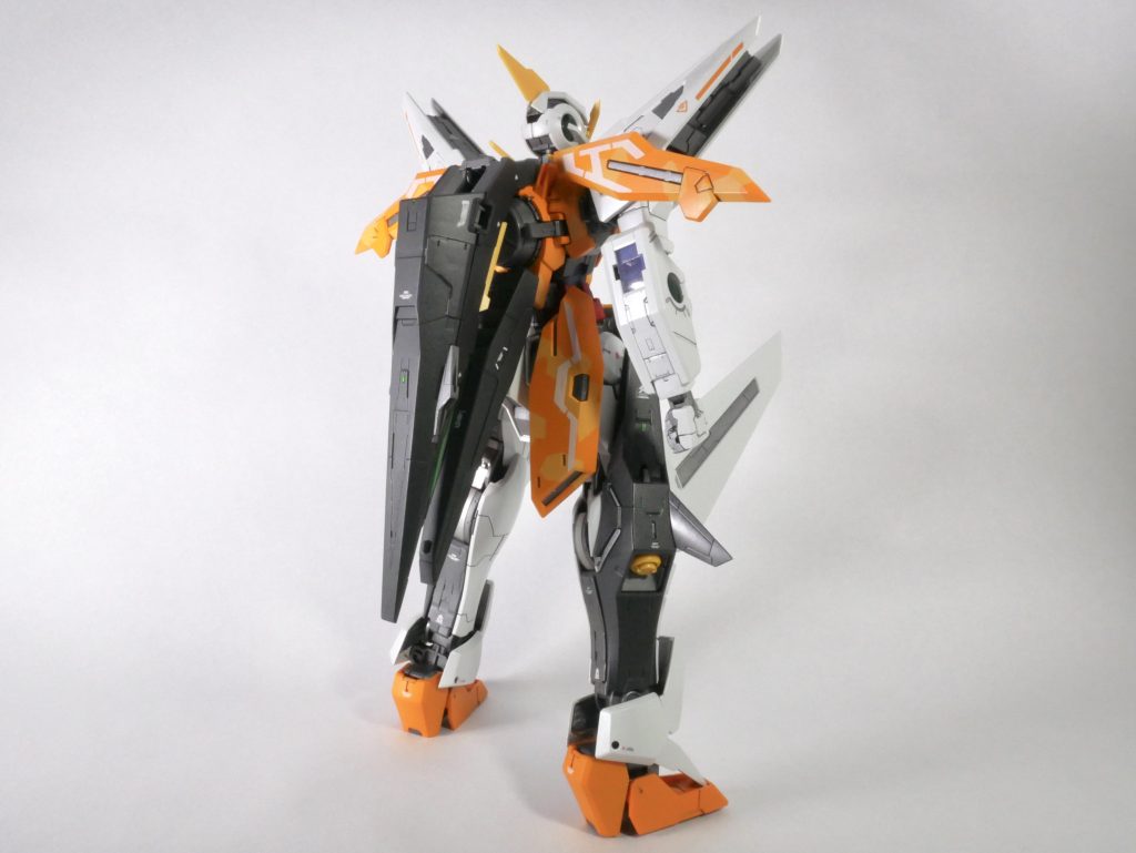 当初軽い部分塗装で終わらせるつもりが、関節はメタリックにしたい、オレンジ部を迷彩塗装にしよう、白フレームはパール塗装に、といった具合で1ヶ月近く掛かってしまいました。まあ、模型製作なんていつだってそんなものでしょう、色々経験値が上がったということで。