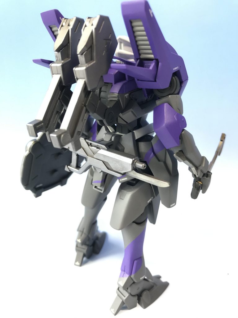 背面です。
背中や腰にも武器をマウントさせてます。バヨネットライフルは銃本体と刀部分で色分け
してるのですが写真だと分かり辛いですね。