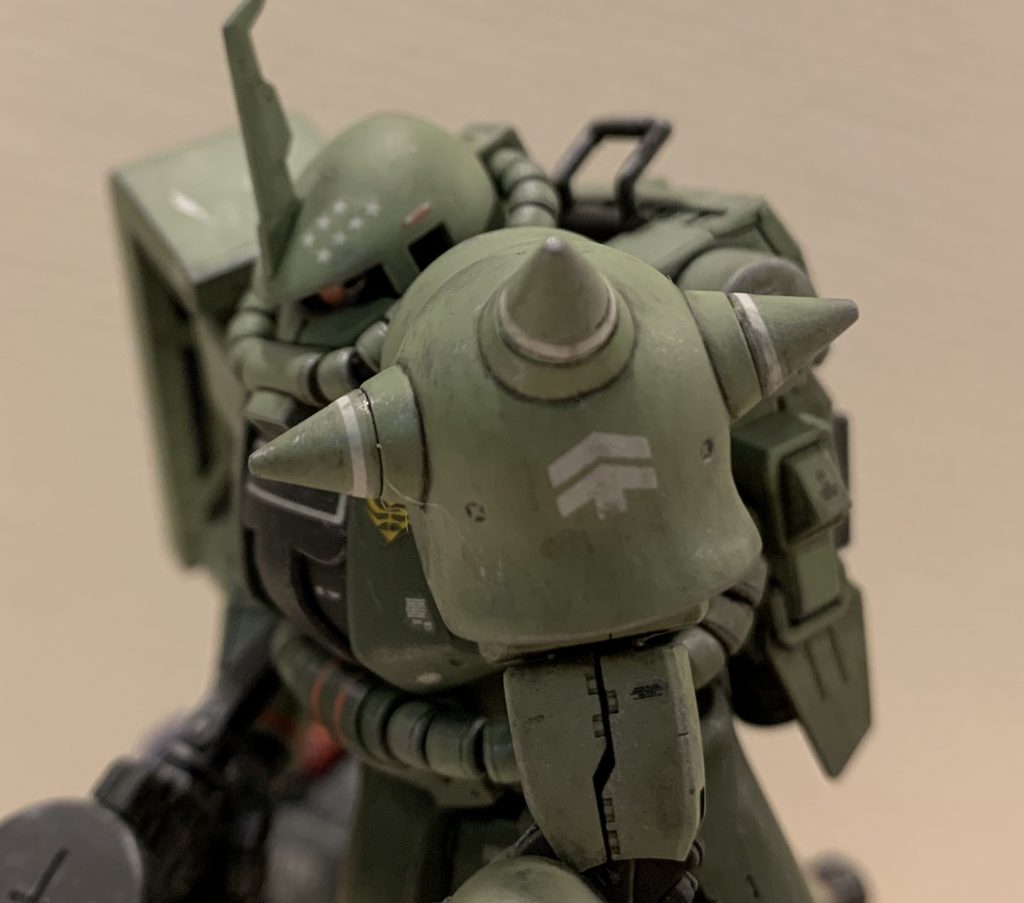 階級は中尉でツノ付き、機体番号は「401」として、前回投稿したリックドムの小隊の隊長機という設定にしました。あと1機何にするかは絶賛検討中です。