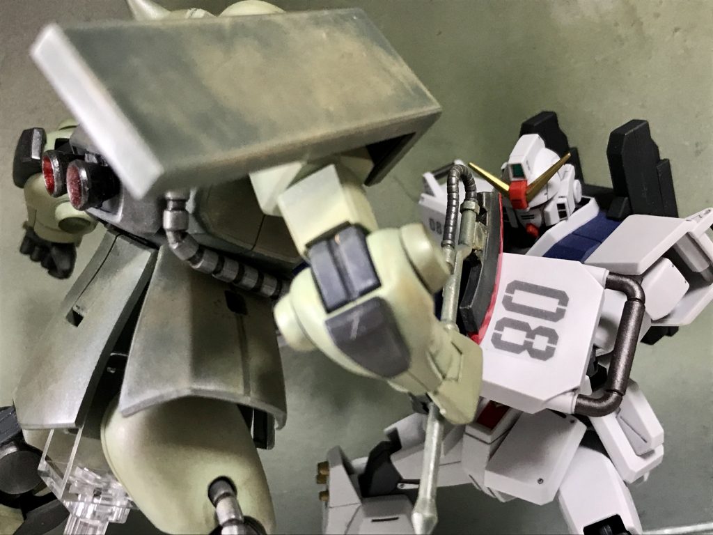 かろうじてシールドで受け止めるシロー。思えば、二人の宿命の対決の始まりでした。