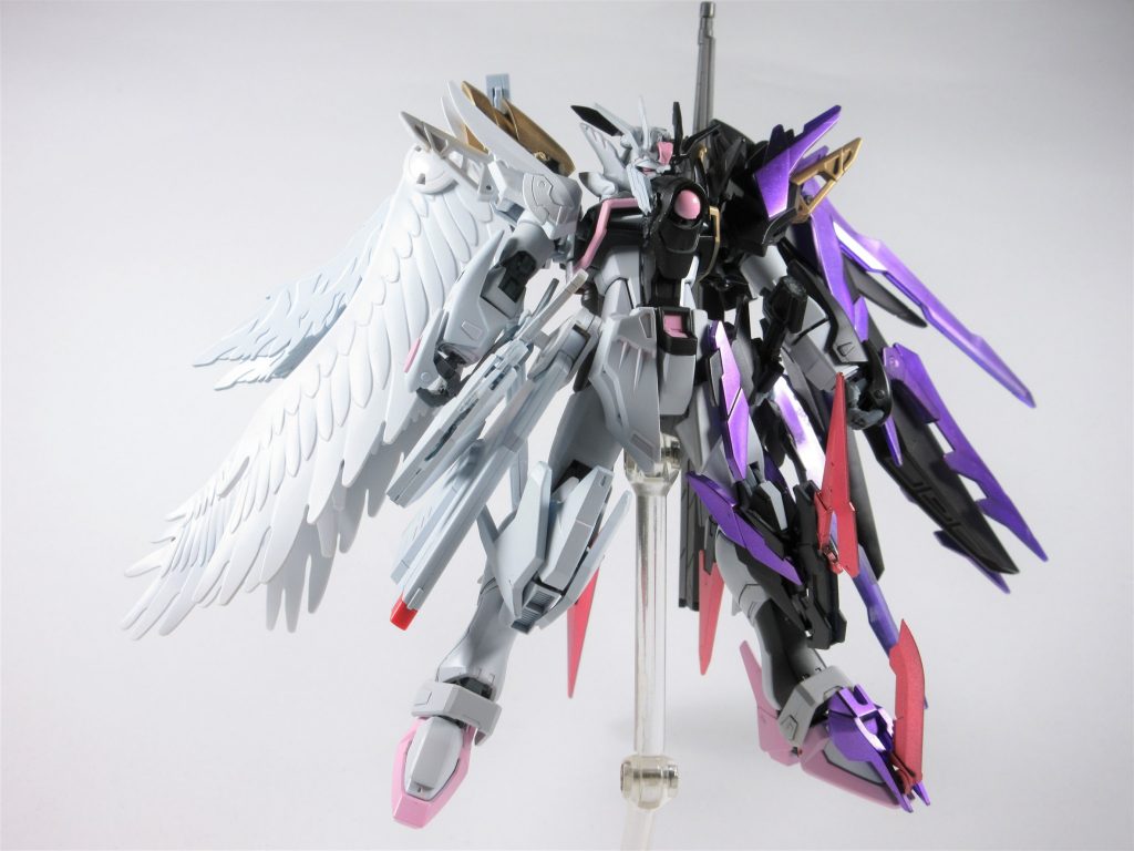 機体解説
本機は津島善子(ヨハネ)がとあるペアでのサバイバルマッチ用にアポカリプスを改修した機体である。
アポカリプスの改修ということでよりアシンメトリーを強く意識した本機は悪魔の半身と天使の半身というアシンメトリーな存在というテーマを元に制作されており、単純に美しいガンプラとしても仕上がった。
機体性能の最大の特徴としてはアポカリプスでオミットした、高出力射撃武装の追加や大型実態剣の追加により再び万能機として生まれ変わりあらゆる戦況に対応出来るようになった点で、これにはサバイバルマッチで万能機の方が有利であると考えた結果である。
また翼にはGNドライブが二基搭載させれおりこちらはツインドライブとなっていて本体の核エンジンと相まって圧倒的なエネルギー量を誇り、文字通り最強のガンプラとなった。
しかし、悪ふざけにしか見えない重武装によって小回りが利にくく、適切な武装の使用判断の難しさ、そして何よりヨハネの操縦技術を超える機動力とまさに僕の考えた最強ガンダムを体現した異常な機体スペックと設定からか、現状100%のスペックを引き出すことはヨハネには出来ず、性能にリミッターを二段階設定することでようやくまともに扱えるようになった。
ちなみに本来の予定では更に武装を追加した形態もあるが、制作が間に合わなかったり、過剰武装であることからこの形に落ち着いた(それでも過剰武装であることは本人も認めており、バトルによっては装備を取捨選択することもある)