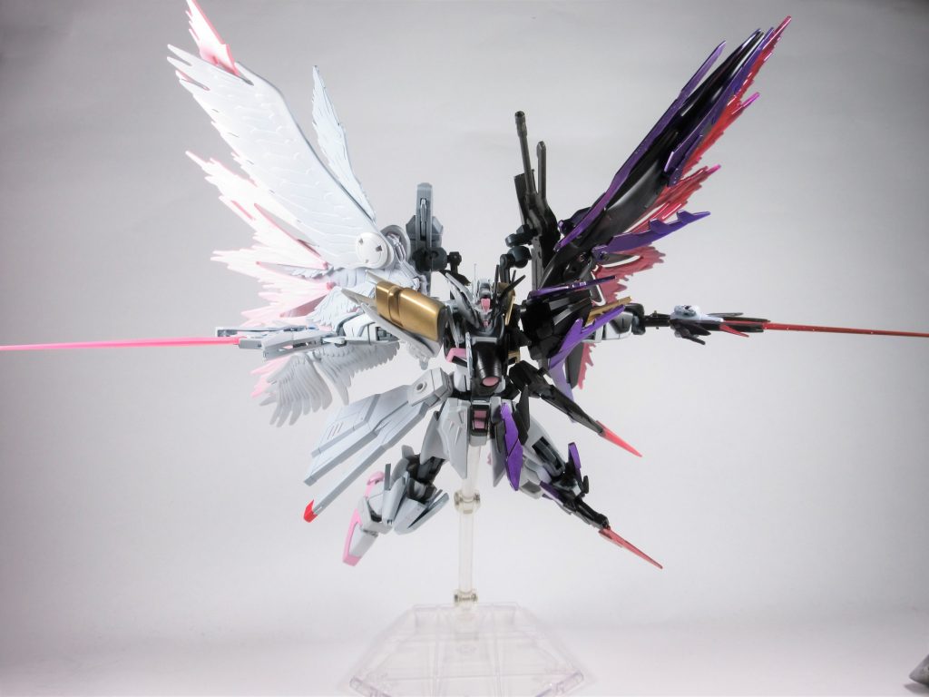 光の翼/ヨハンザムインフィニティ
ウィングユニットを展開しヴォワチュール・リュルミエールによってツインドライブのトランザムによる圧倒的な粒子を加速させて排出し通常のトランザムを遥かに超える出力を発揮する形態
この状態がリミッターの解放一段階目となっており戦闘力は解放前とは比べのものにならないほど上昇し、最早別の機体と言えるほどだが、現状ヨハネの腕では全力で戦える時間は3分弱限界でありそれを超えると強制的に通常形態へと戻ってしまう。
なお図らずしもビルドダイバーズのリクのダブルオースカイと同じ機能となったがウィングユニットの大きさなどから出力などだけで言えば若干こちらが上だが、使いやすさでは圧倒的に劣るという弱点がある