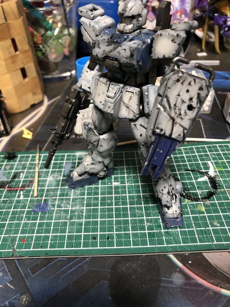 次に傷口にエナメルの黒を流し込んで白以外のパーツの角を銀で少し擦って塗装ハゲっぽくしてます。