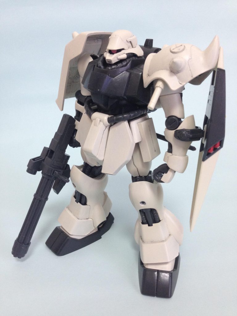 左肩のバーニアがついていた部分にジェガンのサーベルをラックできるように改造しました。