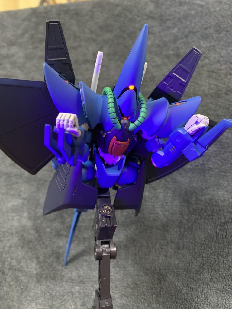 肘を曲げて脚を後ろに畳むだけのお手軽変形。魔界にこんな生き物居そうですね。