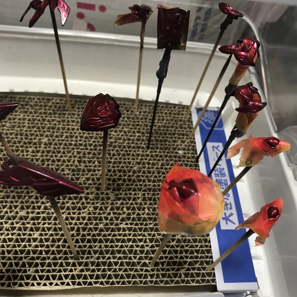 今回も黒立ち上げからの赤メタリックを目指して塗装しました(haro3)
ここから気合のマスキング