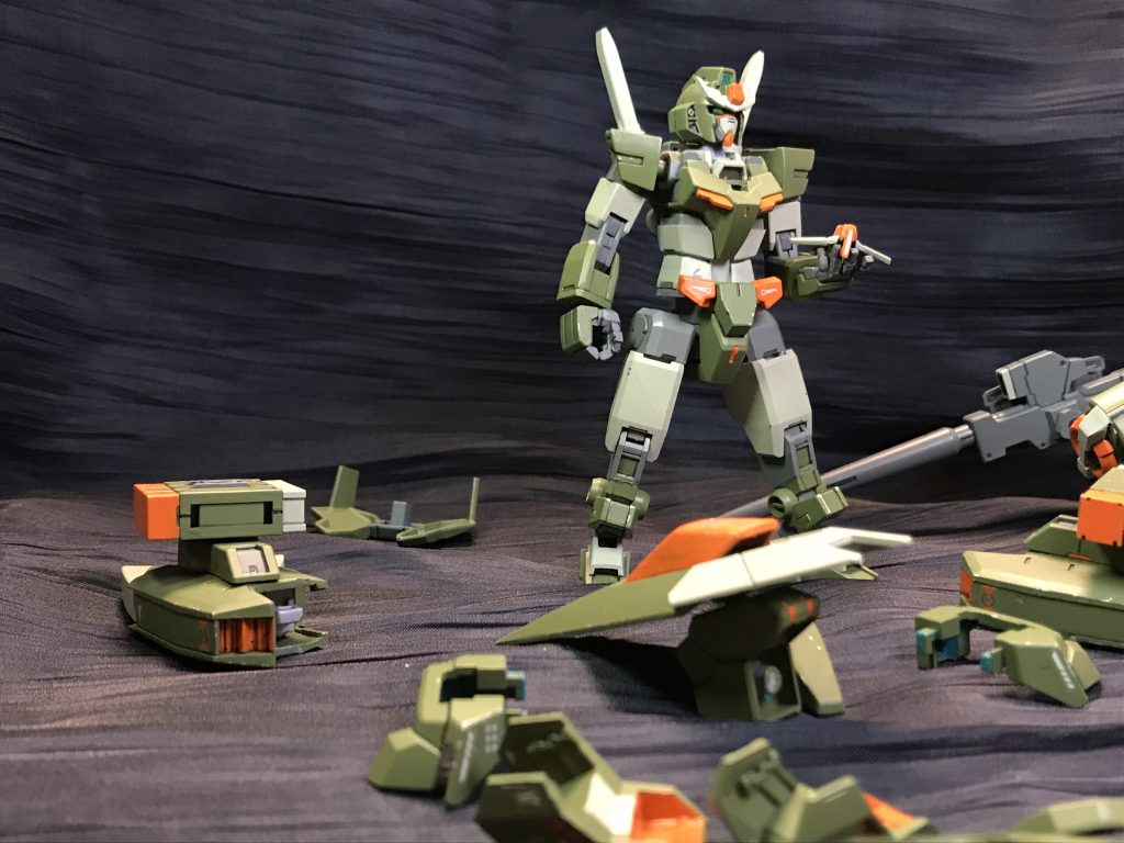 アーマーは外せますが塗装も剥がれます。

アーマー装着時に膝関節がにゅーんってしてるのが気になって、コアガンダムのスネをカットしてしまったので、さらに小さくなりました。
でも、自分にはもともとこうだったようにも見えます。