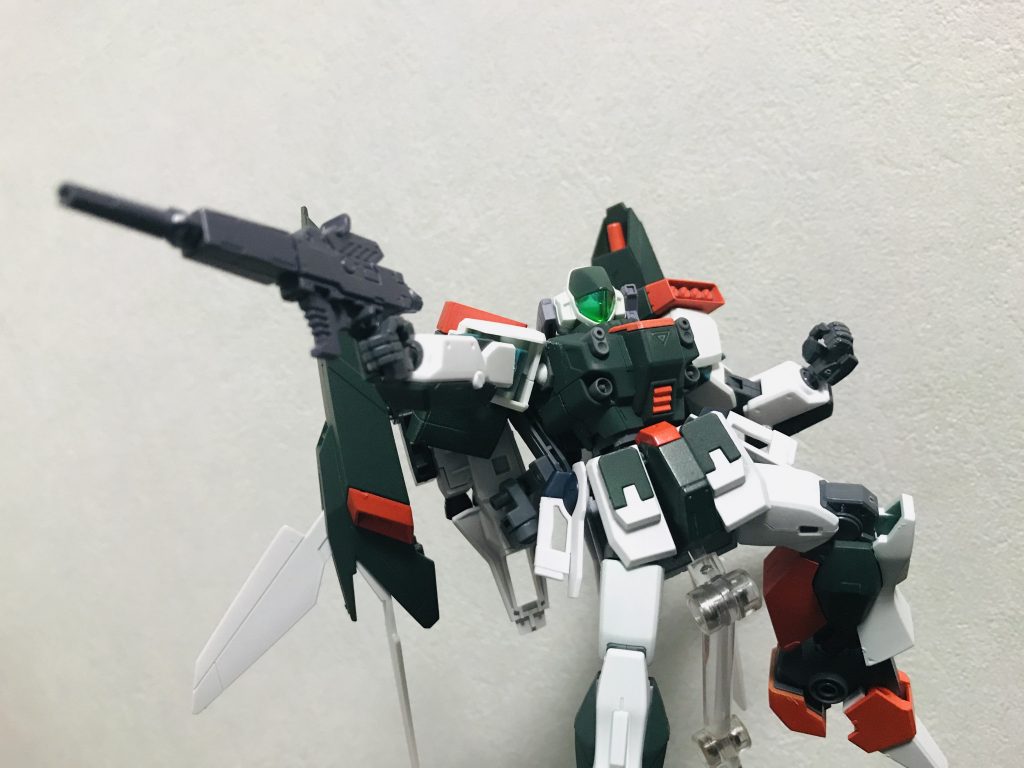 メイン武装はビームライフル。使い易く安定した火力を出せる。