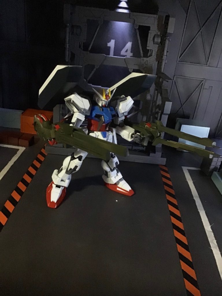 バッテリーには電池だけでなく砲台の意味があり、背部のバッテリーパックからのエネルギーを使用する事で遠距離からの途切れない弾幕を可能にしています。
ただしこれだけ重い装備ばかりなので移動は基本歩行のみ、これぞ砲台。