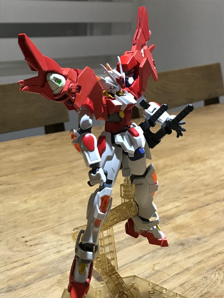 デカールやトップコート前ですが、カッコよく撮れたと思うのでお気に入りの一枚です。この時は横に刀を携えていました。
どちらの方がいいから今も悩んでいます。