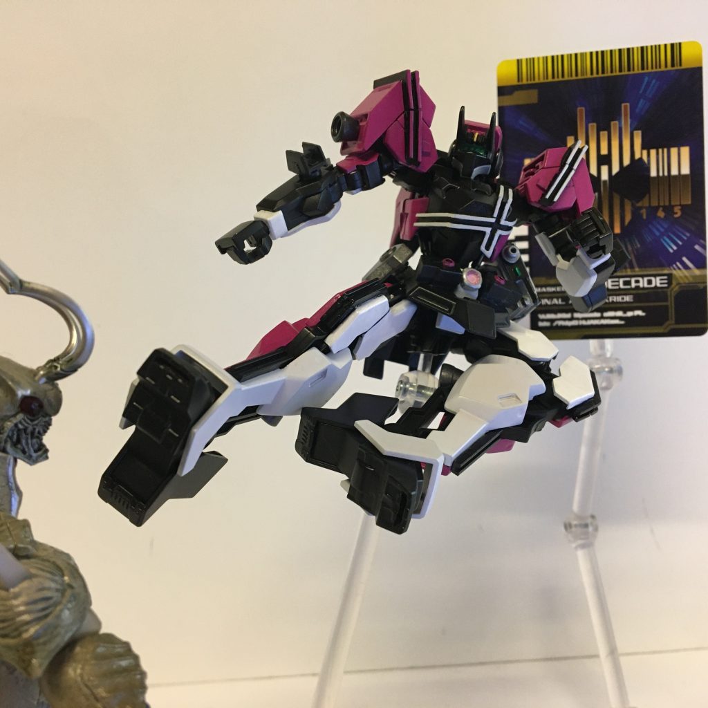 必殺技のディメンションキックを再現。カードを置いてそれっぽくしてますw