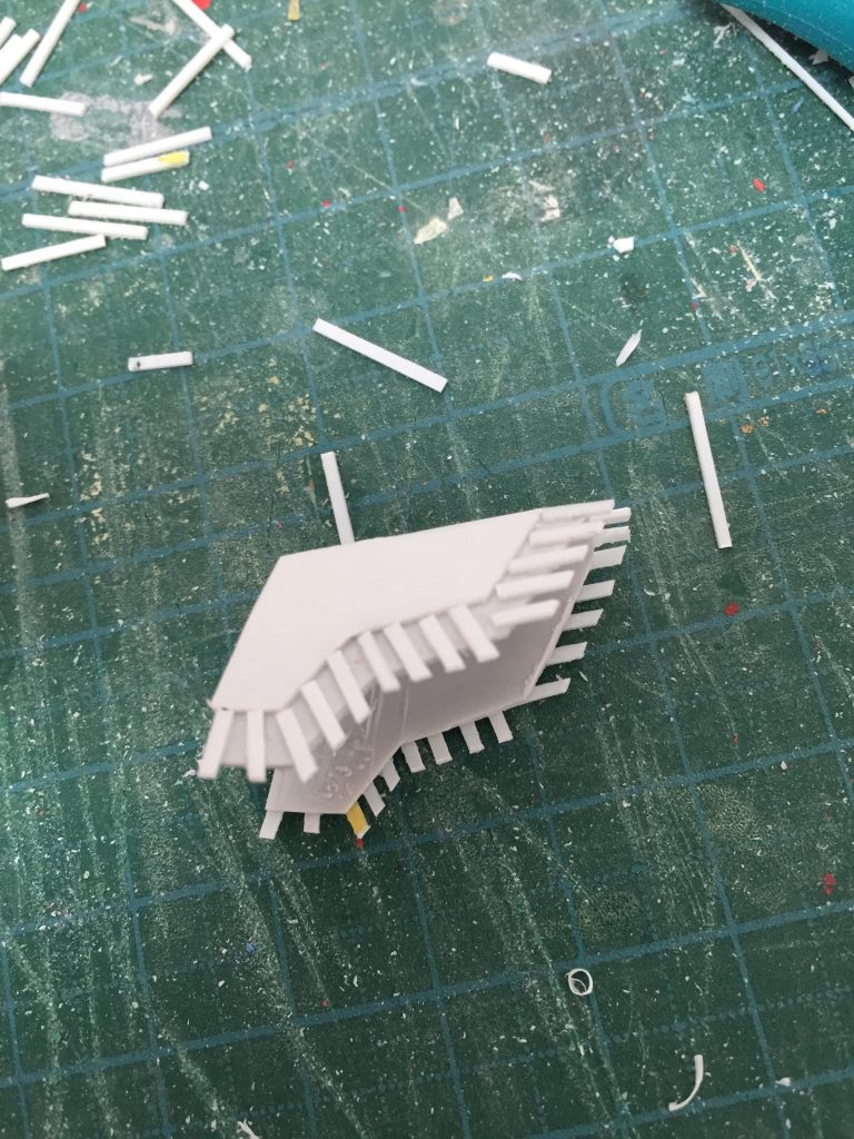 肩アーマー側面にスリットが入るよう工作
シールドのような肩アーマーをイメージして、スーパーモードは再現できないものの見栄えは良くなったと思う