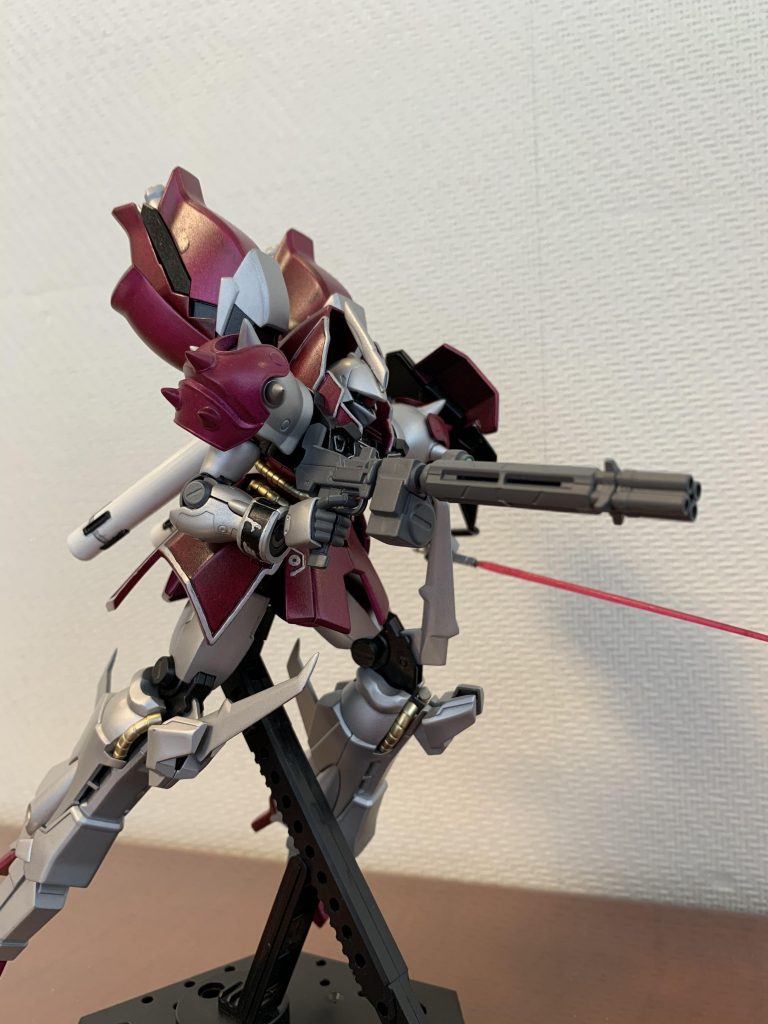 頭部はサザビーの物を整形、モノアイはジャンクパーツを貼り付けました。

サーベルは、WAVEさんの「Q・サーベル(ピンク)」を使用。