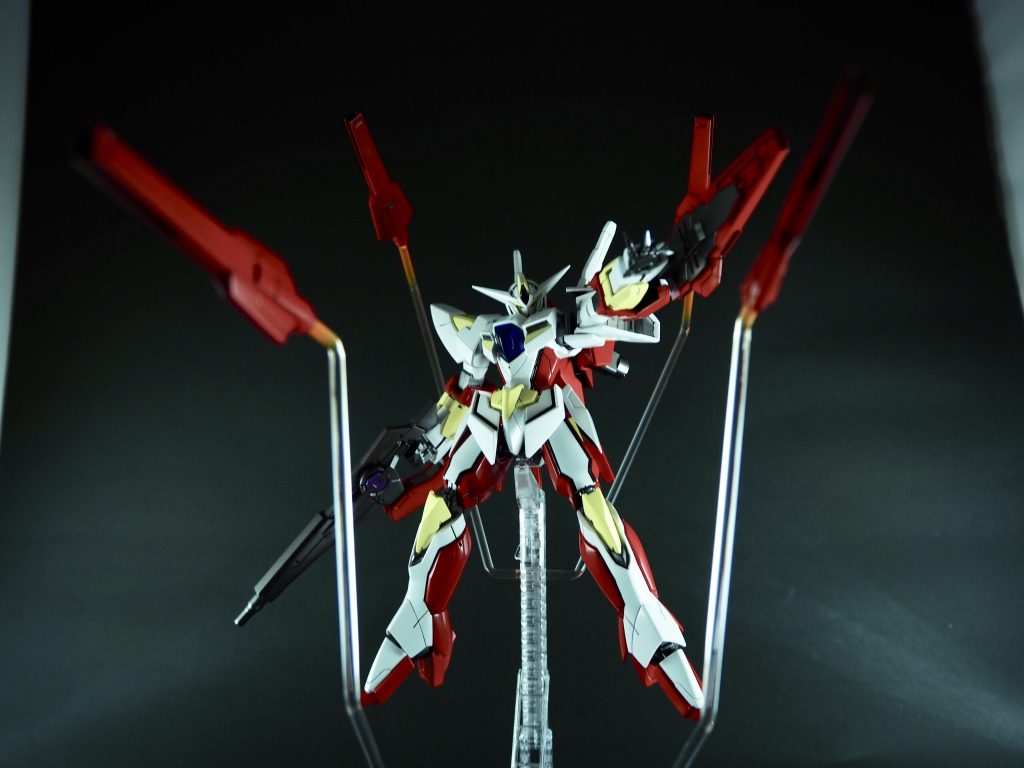 新しい創造主さ
バンダイのスタンドベースに3ミリ穴が沢山空いてるので3ミリのソフト透明プラ棒で製作
大型フィンファング側に3ミリ穴を作り接続