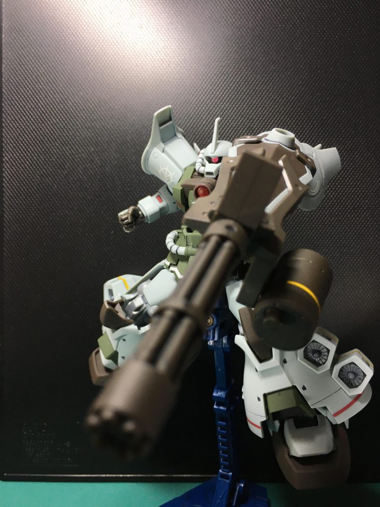 ベースキットであるグフ・カスタムの設計の賜物で、大型のガトリング・シールドを垂れずに構えられます。銃口はピンバイスで開口しました。