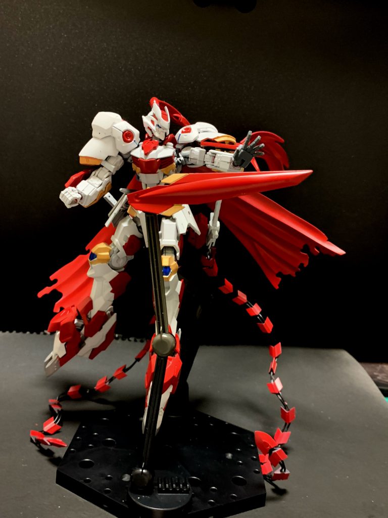 腰のアーマーはファンネルのように遠隔での攻撃が可能となっており、敵の弾丸を塞ぐ盾にも敵を切り裂く刃にもなる