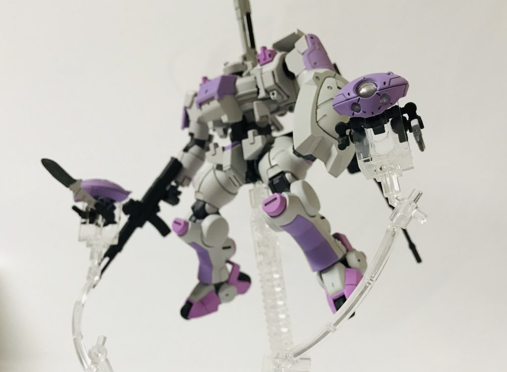 冗談はさておき
武装4:オートマトンver.Grimoire
対人無人兵器を対MS用に改良。武装はヒートナイフと小型銃を装備。レーダービーコンとしても機能し、攻守共にティエレンを支える。
普段は背中のバーニアに牽引する形で収納する。