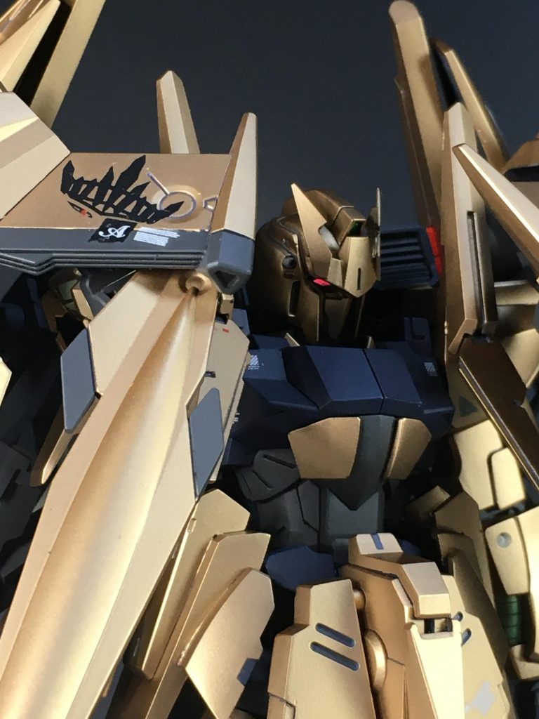 お遊びの要素としてオリジナルデカールで「王」をイメージしたものを貼ってます