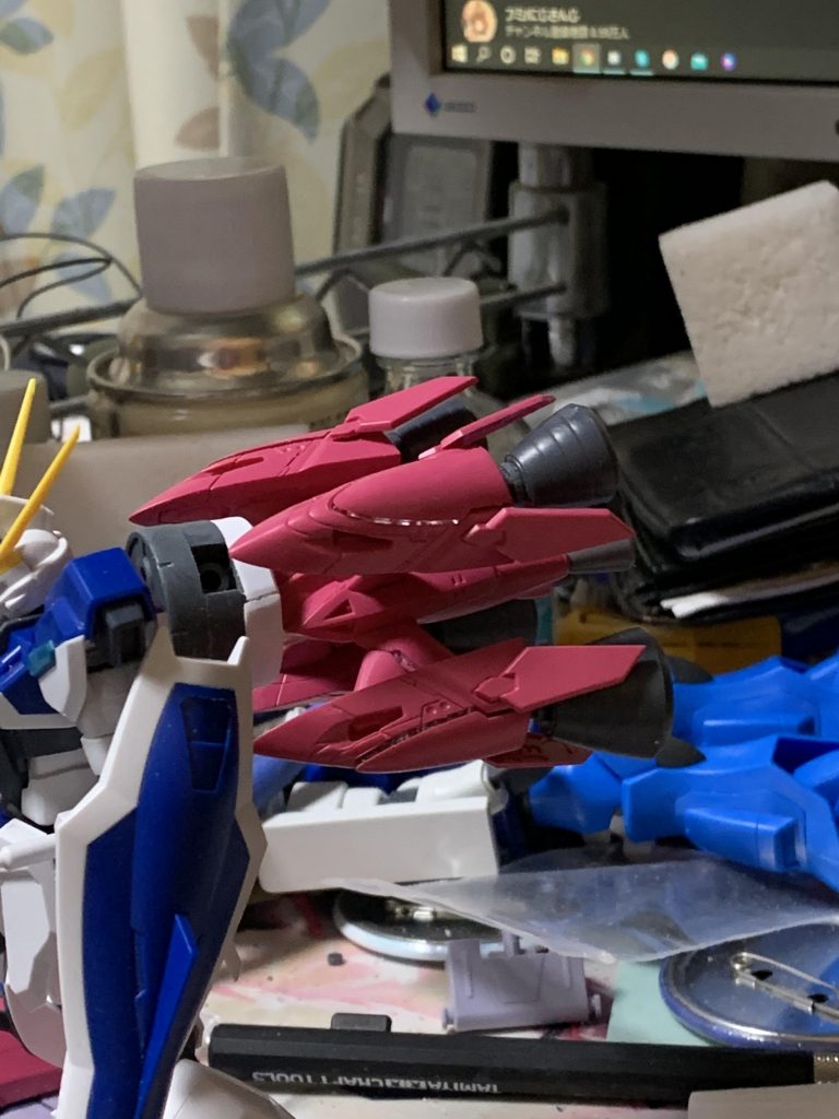 パテの存在をこれの完成後に知ったため、瞬間接着剤でつけているだけです。