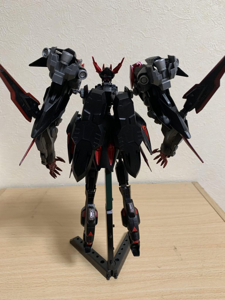 バックショット
様々な部位が延長、大型化され、よりマッシブなシルエットになっている。