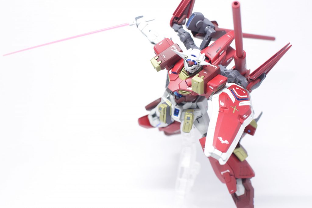 ビームサーベルはキャノン基部に2本装備されていますが本来首元にも格納されている設定なので実質4本装備ということで。