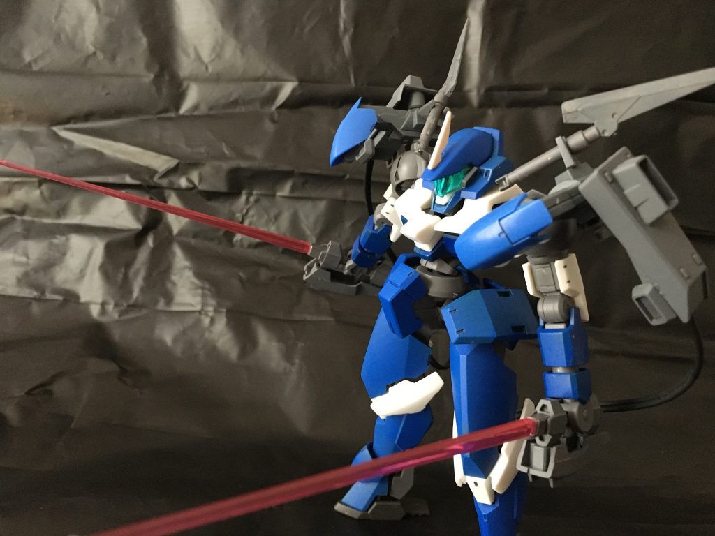 試作型ビームサーベル肩のジェネレーターユニットから直接エネルギー供給される。ハシュマルとの戦闘データにより、ビーム兵器への関心が高まった開発陣の強い要請により制作に漕ぎ着けた兵装。厄祭戦時には標準的な武装だったが、現在ではデータのみが存在する古代兵器であり、その再現度は本来の性能には全く及ばない代物である。使い方次第ではナノラミネートアーマーを効率的に削り取る事も可能だと、開発陣は唱え続けている。