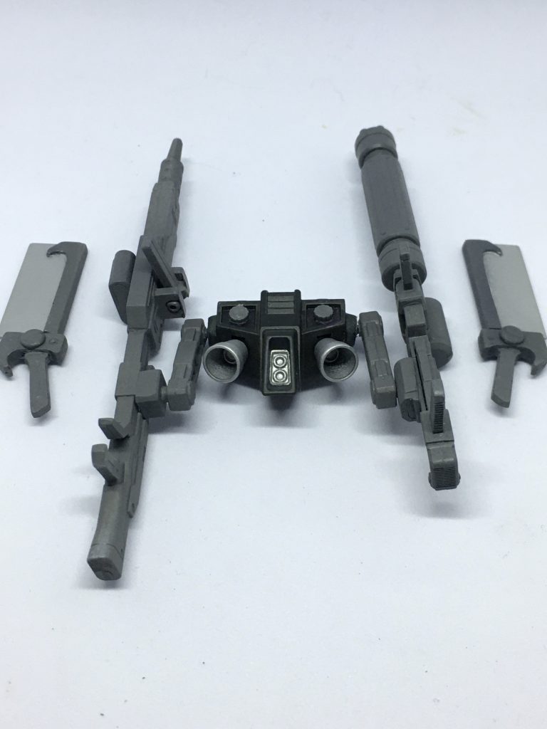 今回作成のウェポンズ。マリーネライターの余剰パーツのバックパックのサイドを削り、ボールジョイントを仕込み、そこにM.S.Gのアームを接続。各銃器の接続部は適当な余りパーツにポリキャップを仕込みパテ埋め。
鉈はプラ板と食パンのバッククロージャーで自作。
銃器は紅ウェポンのガトリングとゲルググMのマシンガンをちょんぎって合体。
ライフルはシグーディープアームズのあまり武器を切ったり貼ったり合体工作しました。