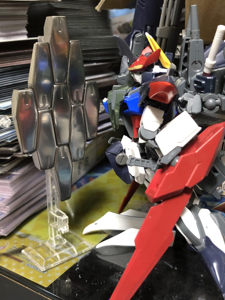 それから色々鏡面塗装について勉強し直したところそもそもこういう系の塗料は鏡にすると言うよりは元の鏡面性(?)をより強くするという性質だと言うことを知ったのでとにかくやすりで磨きまくってコンパウンドも使ったらこんなに綺麗な鏡面に!!!!
ただ日が経ちすぎてお見せする頃にはなんだかんだ微妙な感じに……
特殊な塗料の取扱は大変です……