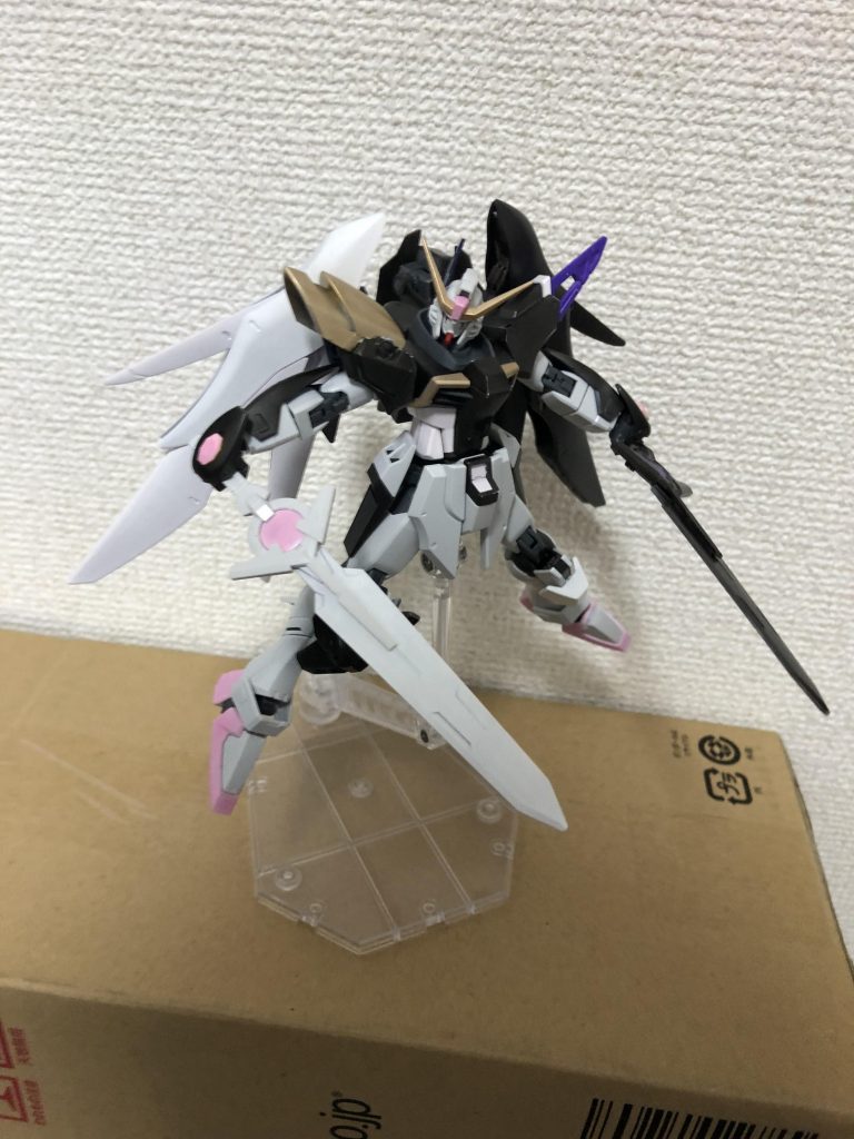 武装紹介
陽光の大剣
宵闇の大剣
GNダイバーソードを改良した武装
そのまで大型ではない為取り回しもよく
GN粒子をまとっている為非常に高い切れ味を誇り、ビームサーベルなどとも競り合える
また実体剣特有の重さもある為ナノラミネートアーマーにもある程度の効果発揮する
このことからアポカリプスの主力武装となっている。