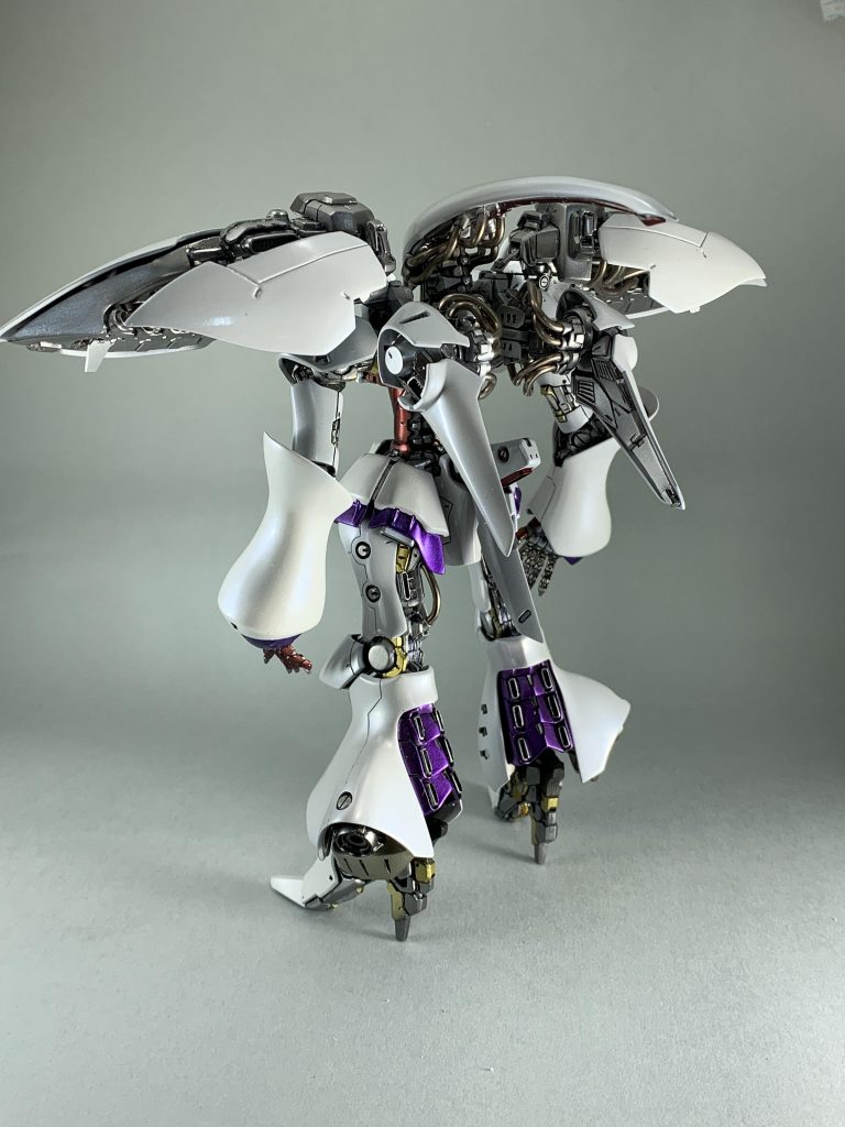 背面は機械感を意識してメカむき出しの造形