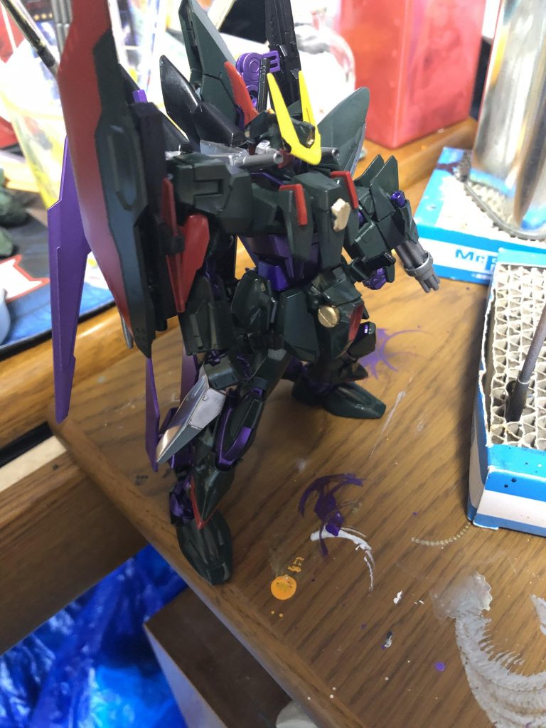 すみません塗装前撮り忘れてたのでデカール貼る前の写真で今回は締めたいと思います。
最初にも言った通りビルド世界で使うならというコンセプトだったのでリクくんとかセイくんもこんな気持ちで作ってたのかなぁというなんだかアニメの中に入れたような貴重な体験ができたような気がします。
たまにはこういうのもありだなぁと。