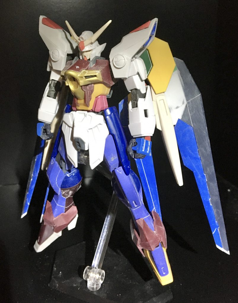 【最終決定デザイン】
部分的にウィング&フェニーチェのパーツを残しつつ、SEEDキットを多用する事に成功。腕部はジャスティス(ナイト)、肩はストフリで、丸いパーツは【ストライクIWSPのレールガンセンサー】