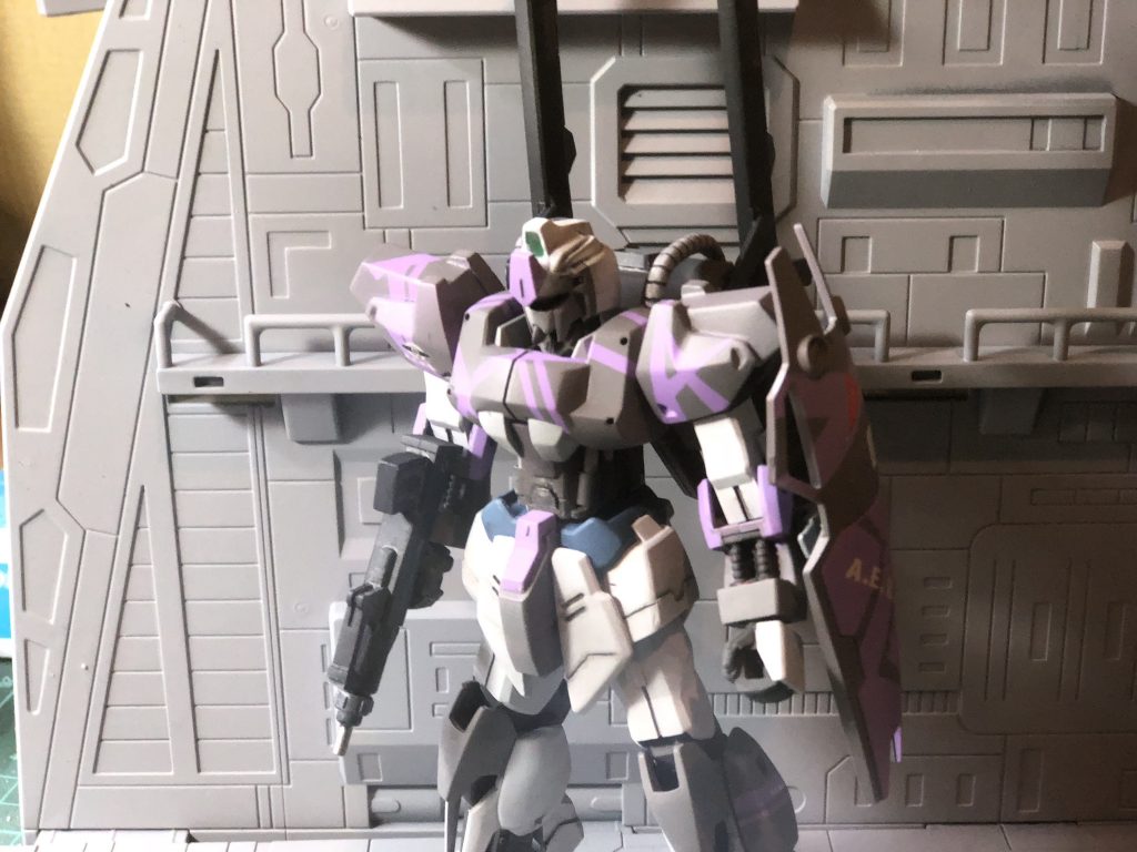 あくまで急造品の域を超えない雰囲気で、とりあえず持たせてみました感を出すために、ビーム兵器以前の実弾兵器のみ装備って事で…。