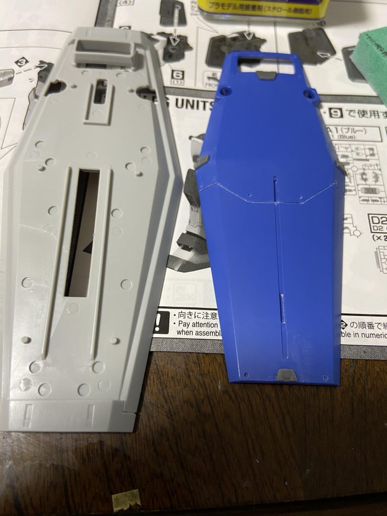 シールドがそのままだとあまりに寂しかったので初のスジボリとディティールアップパーツ取り付けました。