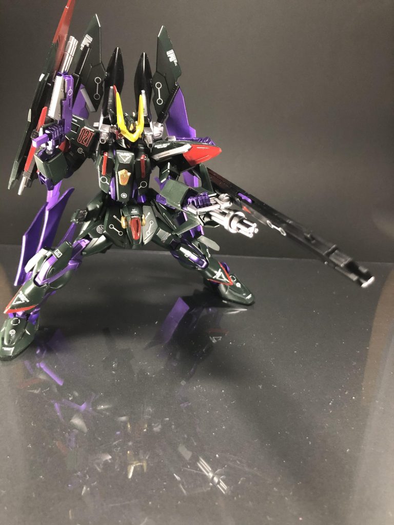 火力面が不安だったんでデスティニーのエネルギー砲をつけました。
取り付ける位置がケルディムのハンドガンをしまってる位置なんでハンドガンは一丁しか持たせれませんでした。