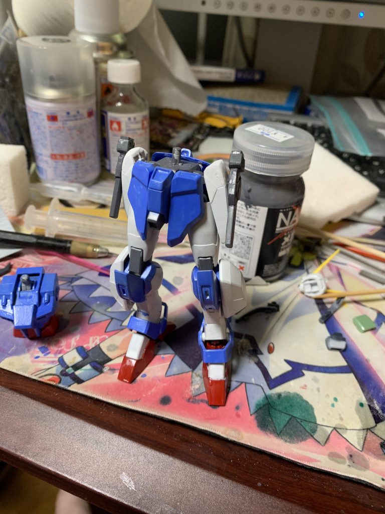 知り合いからメカサフをオススメされたので使ったら良い感じでした。
下半身だけ見ると主人公機体カラーですね。ビームサーベル無くしたので、埋めてネオジム磁石を入れてます。