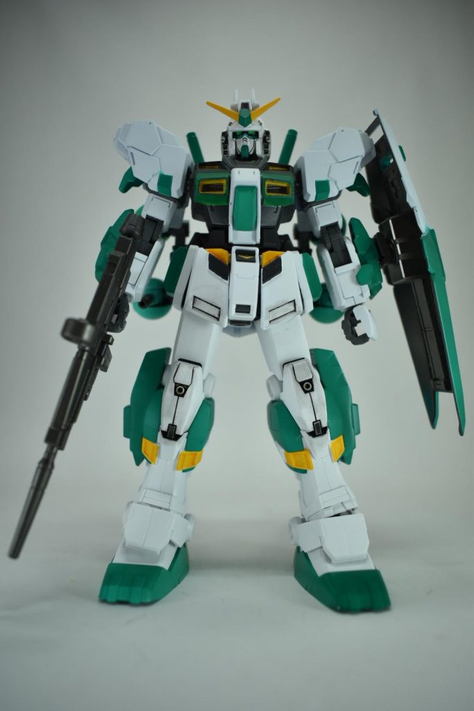 正面図ガンダム4号機・5号機のカラーリングを参考にしております。イメージカラーが緑なのはララァ専用モビルアーマーことエルメスをモチーフとしているからです。頭部はサイコミュも脳波でビットを動かしているという感じなので、サイコパワーを高めるためツインアンテナが付いています。しかも脳波コントロールできる!