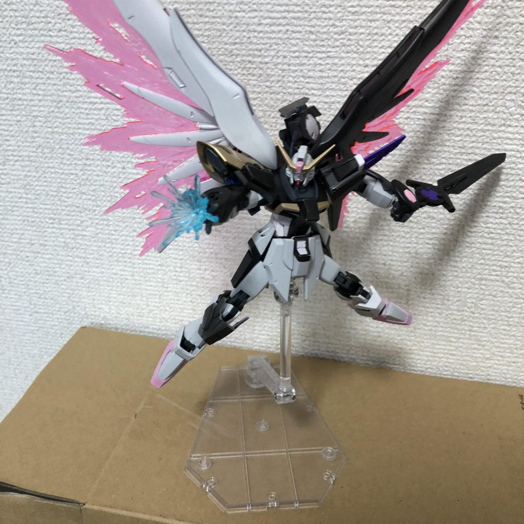 パルマフィオキーナ掌底ビーム砲
ベース機にも搭載されていたビーム兵装
高速機動を得意とする本機と非常に相性の良い武装で、一気に距離を詰めて叩き込んだり不意を突く形で使用したりと切り札的なポジションを務める