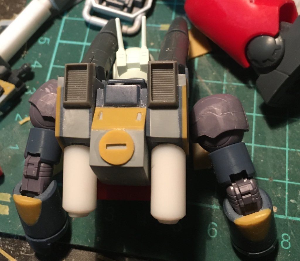 バックパック作成中の画像。
当初は「形的にガンキャのバックパック少し使えるだろうし、案外余裕じゃね😎」とか余裕こいてたら全然使えませんでした0(:3 _ )~
結果的に八割型スクラッチになっています。