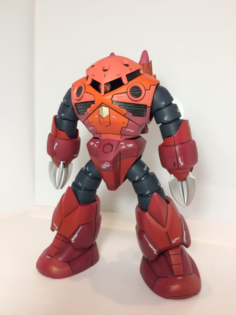 モノアイはHアイズとハイキューパーツです。左右に可動できるようにしました。
合わせ目消しをしましたが、うまくいってません苦笑
RGのズゴックを参考にしながらパネルラインを追加しました。
塗装はガンダムマーカーエアブラシシステムです。
・ピンク:シャアピンク、シャアピンク2、成形色
・レッド:シャアレッド、成形色
・シャインシルバー
・メタリックブラック
・スミ入れ:水性の黒ペン
デカールは適当にそれっぽいものを貼ってみました!
つや消しをする前は塗装がとてもうまくいったので満足してたのですが、缶の振り方が足りなかったのか、吹き方がいけなかったのか‥
シャアピンク、シャアレッドの部分が変な色に😱シャアピンク部分はオレンジに近くなってしまいました😵シャアピンク2は全く変色しなかったので、何だったのか‥つや消し難しいです。しばらく放置してしまいました‥
