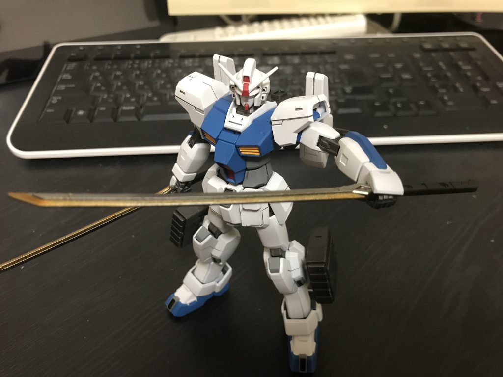 ヒート太刀:グフと同じものを使おうと思いましたが、ゴツすぎるのでバルバトスの太刀を使用して刃の部分を塗装してみました。が、見た目と違い浮いた武器になりました(T . T)