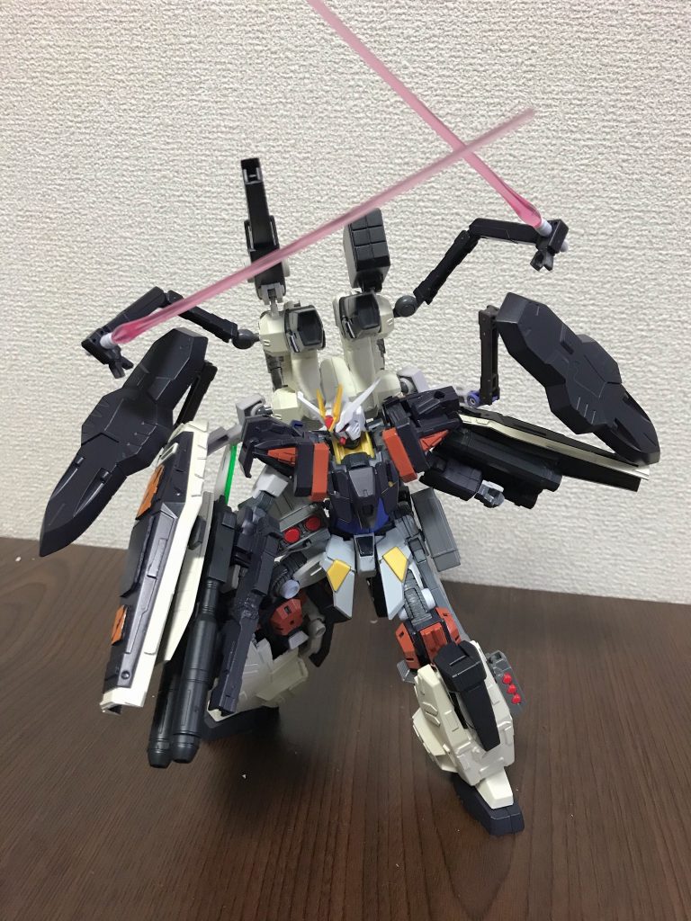 サブアームにビームサーベルを持たせてみました。GNソードと同じく近距離戦に対応しており、死角からの攻撃にも対応している。