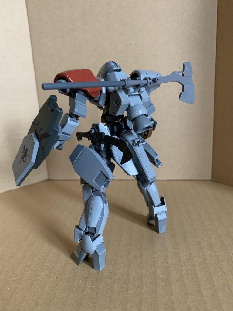 聖刻暦804年から、傭兵部隊『グライフリッター』で使用されているマーセナルの派生改修機体。 
聖王国でソルダートの量産配備による機種転換が進み、結果として中古市場に流れた大量のマーセナルを同傭兵部隊がロココ製作所を通して買付け、部隊の標準機として改修を行なっている。 
改修に当たっては、後背部及び両肩、大腿部に噴射式推進装置を増設する事で高機動化を行なっており、近接戦での瞬発力を高めている。その分、操縦性及び燃費が若干悪化しているが、そもそも腕利き揃いのグライフリッターでは全く問題にしていない(操縦性も燃費も腕前でカバー出来る)。 
傭兵部隊ゆえに各隊員達は与えられたマーセナル・グライフを各々が扱い易いように(趣味嗜好に合わせて)改修しており、同一機体ながら見た目も性能も大きく異なる機体も多数存在する。 
なお、調達・整備・改修は傭兵部隊発足当時からの付き合いがあるロココ製作所に委託している。