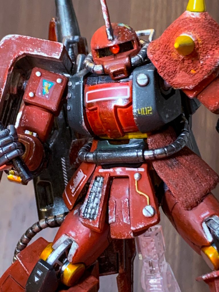 肩アーマーとスカートの一部にネットを貼りました。陸戦型にするなら緑色のネットで雰囲気が出ていいのでしょうが、今回は試しの改造です。